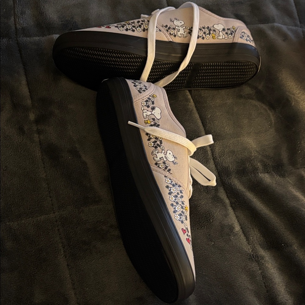 Snoopy Canvas Sneakers - Beige and Black - Picture 2 of 7